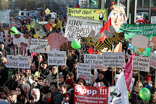 Demo-wir-haben-es-satt-2014-Forderungen_Foto_GreenFairPlanet.jpg
