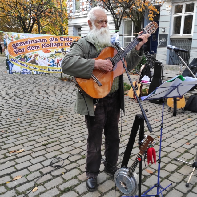 20221112 hh 640 Umweltkampftag Hamburg Peter ein Urgestein der Umweltbewegung traegt eigene Lieder Gedichte vor